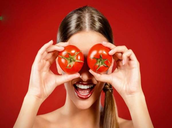 Đắp mặt nạ cà chua giúp làn da trở nên khỏe đẹp, mịn màng
