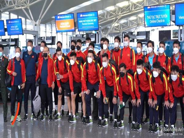 Bóng đá VN 17/12: Đội tuyển Việt Nam lên đường sang Lào
