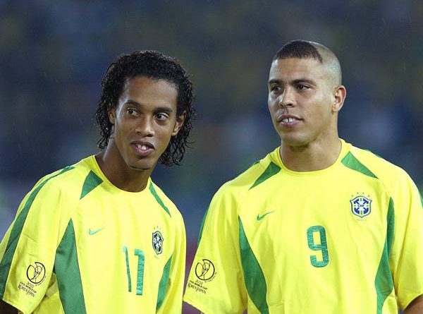 Ronaldinho trái / Ronaldo Lima phải là tiền đạo Brazil xuất sắc