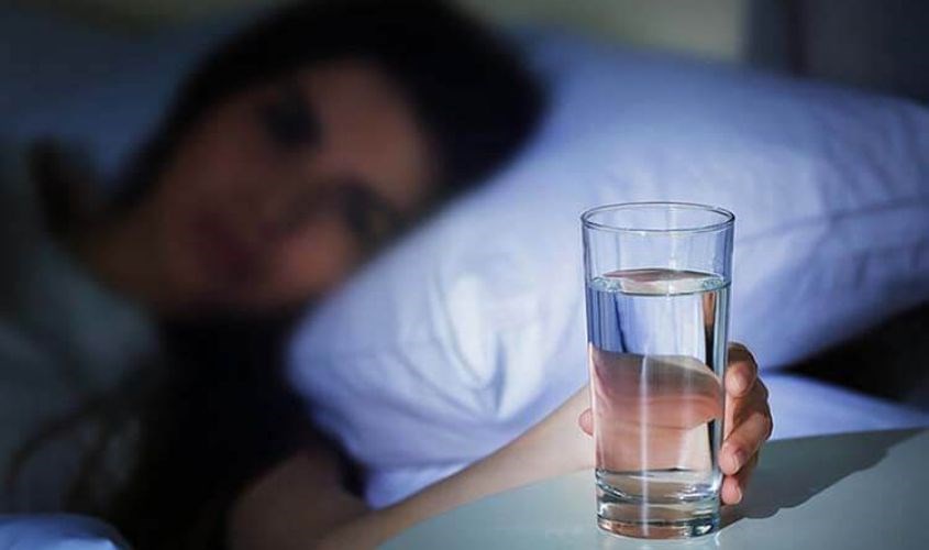 Tác hại của việc uống nước trước khi đi ngủ: Những điều cần lưu ý