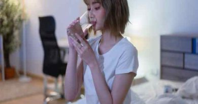 có nên uống nước trước khi ngủ