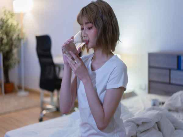 Có nên uống nước trước khi ngủ