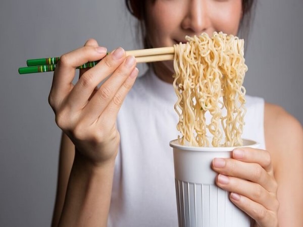 Ngoài chuyện béo, ăn mì tôm sống còn tiềm ẩn nhiều rủi ro