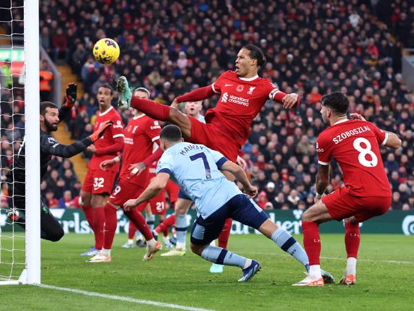 Tin Liverpool: Bài toán hàng thủ khiến The Kop chật vật